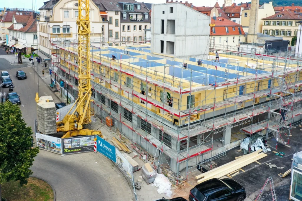 Außenansicht der Baustelle des neuen Hotel Sonnenhof in Bad Kissingen, moderne Architektur im Rohbau