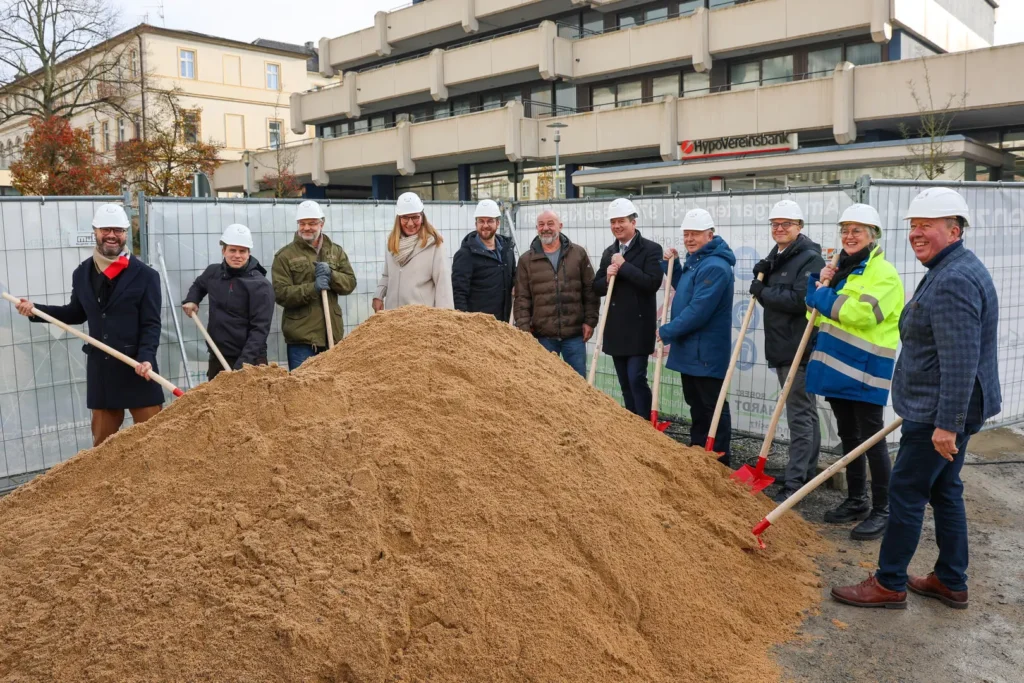 Spatenstich für den Neubau des 4-Sterne-Superior Hotel Sonnenhof in Bad Kissingen an der künftigen Baustelle.